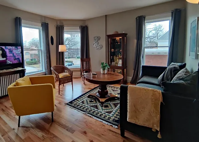 Historic Oak Park Home For 6 / Hemingway District