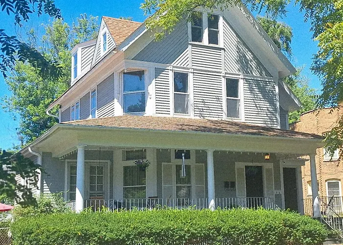 Historic Oak Park Home For 6 / Hemingway District